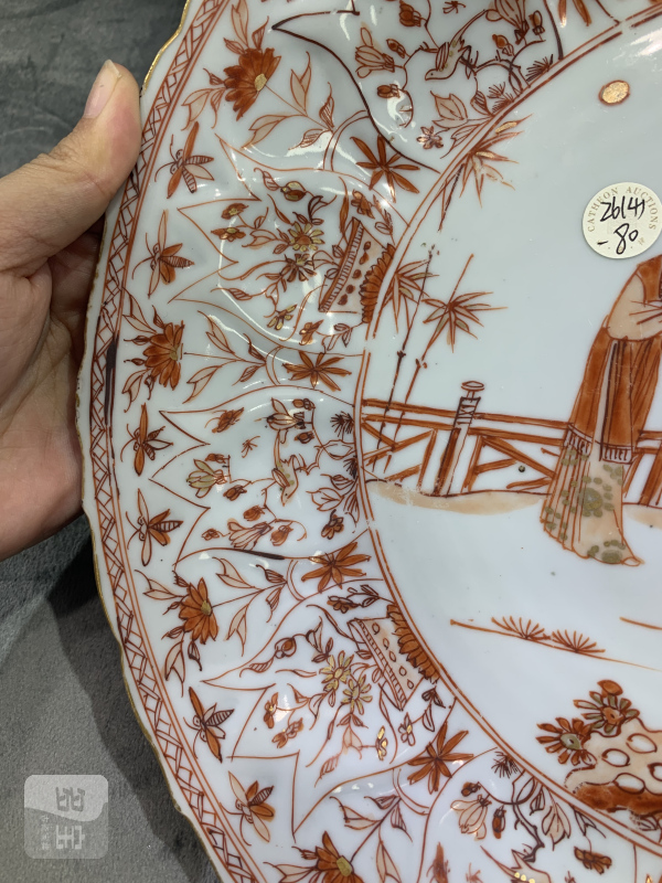 清康熙矾红庭院仕女图模印花口大盘 - 图5
